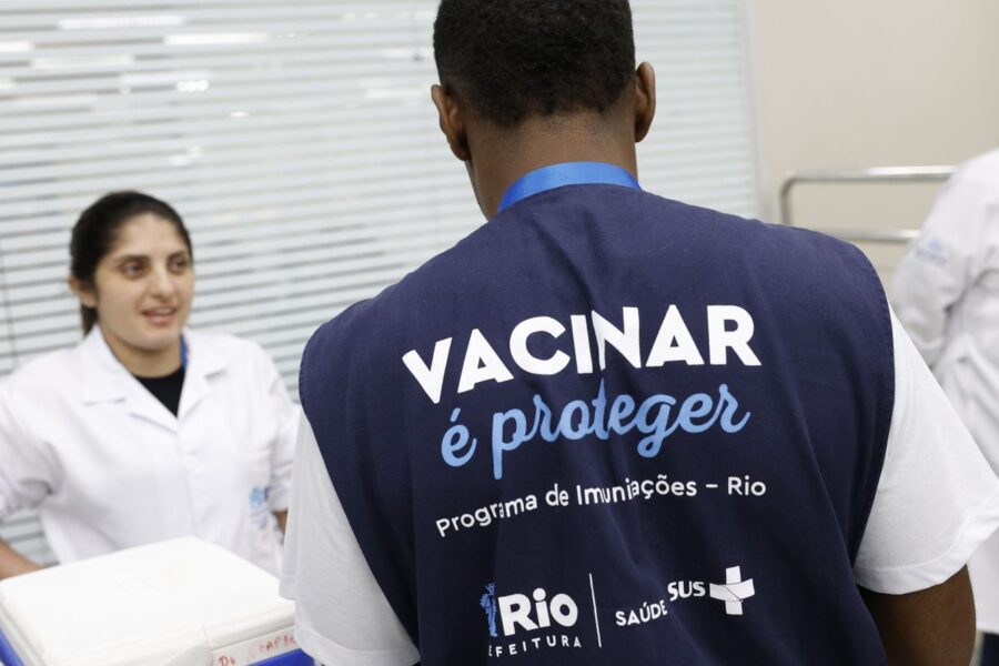 Com apenas 22% de cobertura, Rio começa vacinação volante contra gripe
