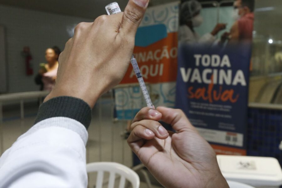 Gripe: SP inicia vacinação em estações e terminais nesta segunda