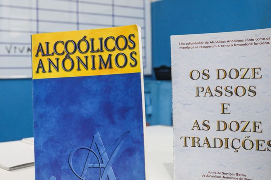 Aos 90 anos, Alcoólicos Anônimos tem maior participação feminina