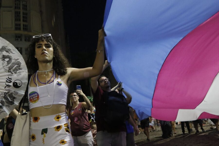 População trans se opõe à nova idade mínima para terapia hormonal