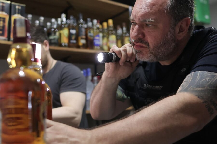 Fiscalização apreende mais de 7 mil garrafas de bebidas em São Paulo