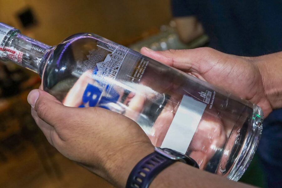 Policiais descobrem laboratório de falsificação de bebidas no DF